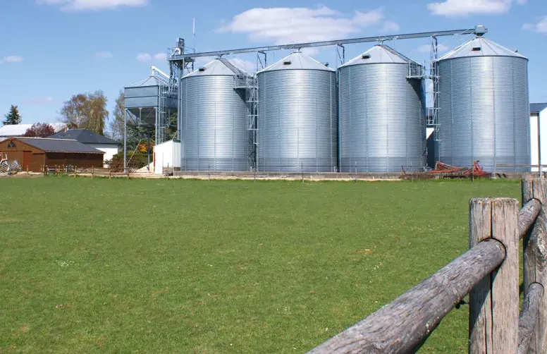 Des silos de céréales.