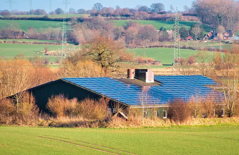 Le photovoltaïque en toiture permet aux exploitants de valoriser leurs bâtiments agricoles avec des délais de mise en service plus courts qu’au sol. 