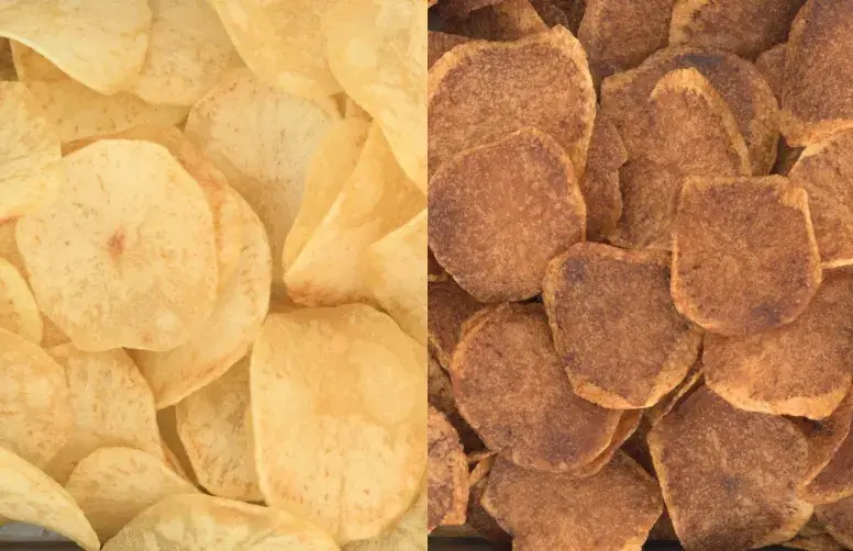 A gauche, des chips claires, à droite, des chips excessivement foncées.
