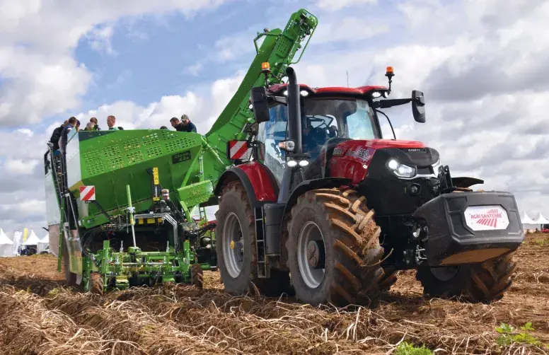 Engin agricole buttant des rangs de pomme de terre