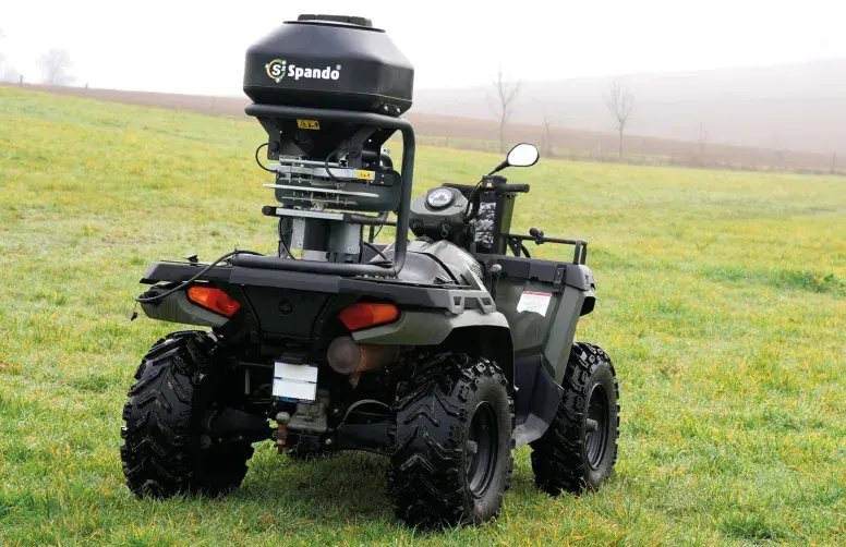 Monté sur quad, le Spando crée deux nappes d’épandage distinctes, garantissant un coefficient de variation inférieur à 10 % et une répartition homogène jusqu’au bord de la parcelle.