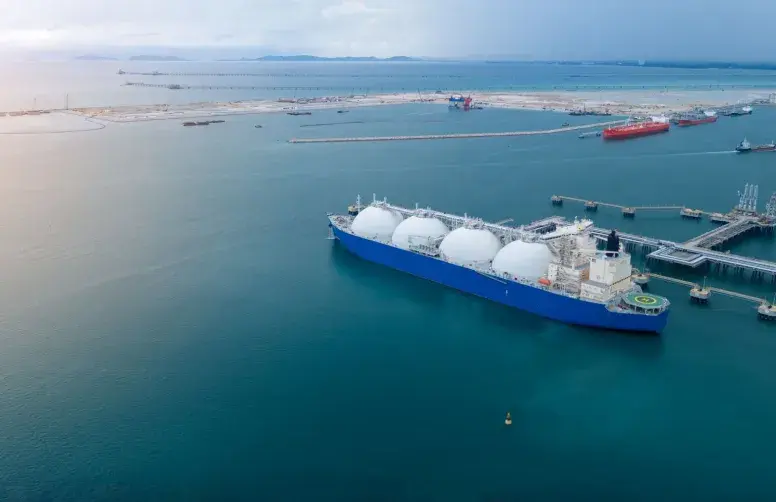 Pétrolier GNL (gaz naturel liquéfié) ancré dans les réservoirs de gaz du terminal de gaz pour le stockage. Navire-citerne de pétrole brut de gaz. GPL à Tanker Bay Petroleum Chemical ou transport d’exportation de méthane