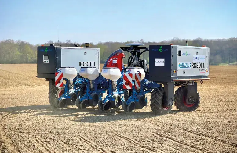 Le porte-outil robot ROBOTTI en train de semer du maïs.