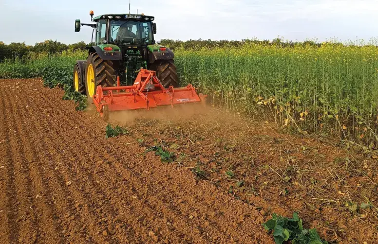 En un passage, la fraise rotative permet de gérer des couverts de fortes biomasses et assurant une destruction satisfaisante et un travail assez peu profond.