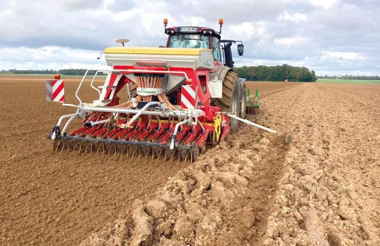En présence de graminées adventices résistantes, retarder le chantier de quelques semaines constitue un levier agronomique incontournable.