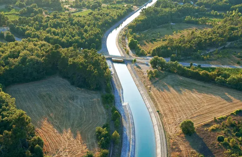 Avec ses 5 800 kilomètres de canaux et de canalisations, la Société du Canal de Provence alimente les agriculteurs de PACA grâce aux réserves en eau du Verdon. 