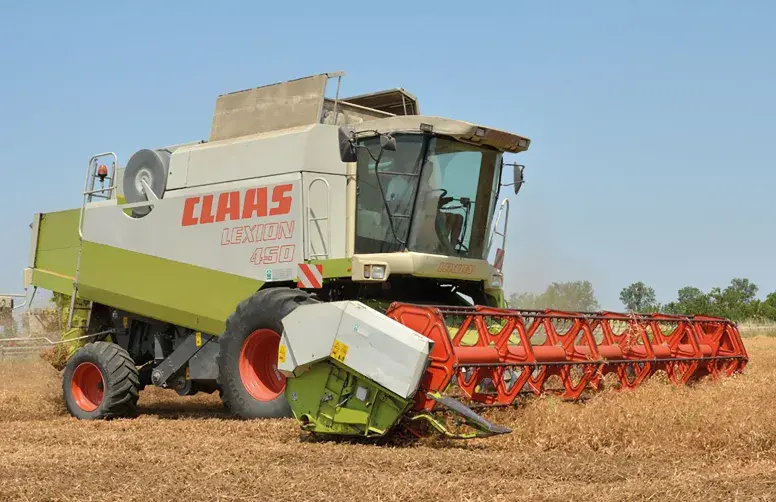 Une moissonneuse récolte du pois protéagineux