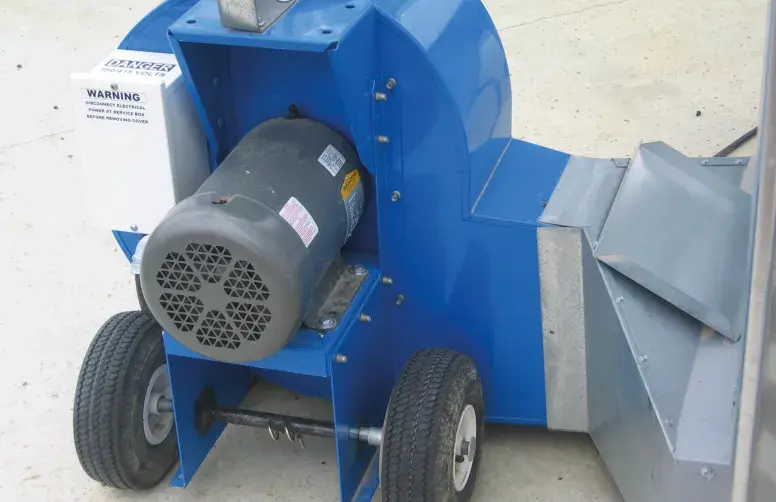 Un ventilateur à l'extérieur d'un silo de stockage du grain