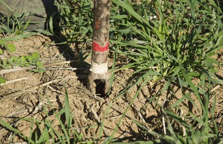 tarière plantée dans le sol
