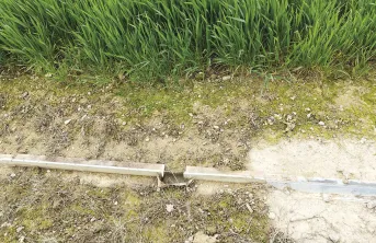 Neuf parcelles de la station sont entourées de drains de collecte des eaux de ruissellement. Ces dernières passent par un bac de mesure de débit avant de rejoindre les cours d’eaux à proximité. Il en va de même pour les eaux de drainage, collectées par des drains souterrains.