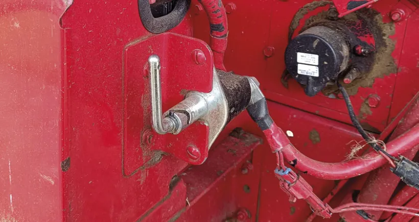Le coupe-batterie est une sécurité dans le cas où la moissonneuse serait laissée sans surveillance.  