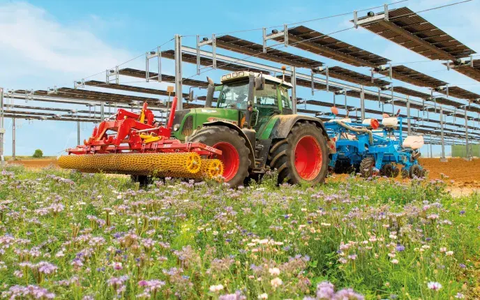 À Brouchy (Somme), les ombrières installées par TSE ont permis de réduire de 20 à 30 % la consommation d’eau sur une parcelle irriguée, sans impact sur la productivité des cultures. 