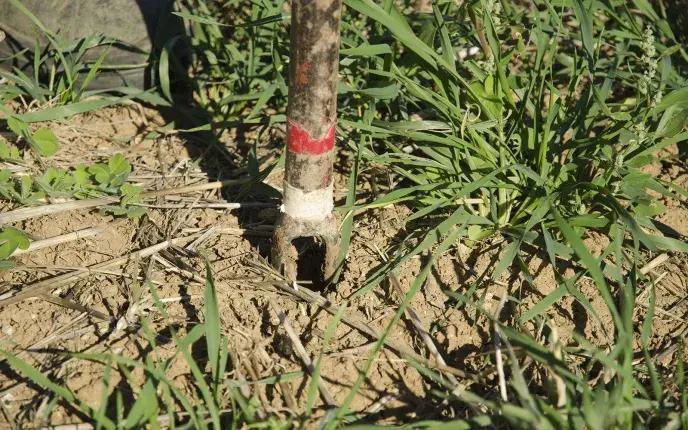 tarière plantée dans le sol