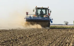 La baisse des IFT n’entraîne, en moyenne sur l’ensemble des filières, pas d’augmentation des temps de travaux ni des émissions de gaz à effet de serre.
