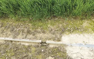 Neuf parcelles de la station sont entourées de drains de collecte des eaux de ruissellement. Ces dernières passent par un bac de mesure de débit avant de rejoindre les cours d’eaux à proximité. Il en va de même pour les eaux de drainage, collectées par des drains souterrains.  
