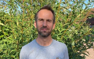 A. Pecqueult, devant sa parcelle la plus infestée de taupins : « Le plus curieux est que mes voisins ne sont pas touchés ou alors seulement sur quelques m². »