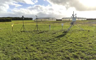 La vocation historique de la station du Magneraud, établie près de Surgères (17), est la gestion de l’eau : de l’estimation des besoins en eau des cultures et de la lixiviation dans les sols caillouteux jusqu’à l’irrigation de précision.