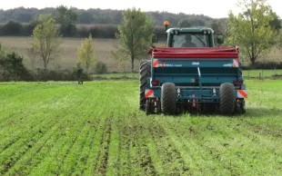 Les deux parcelles testées sont conduites en semis direct pour le blé, et en strip-till pour le maïs et le colza.