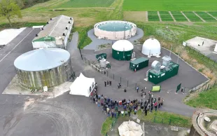 L’unité de Montardon comprend un méthaniseur pilote de 150 m3 pour la méthanisation en voie liquide et un second de 1 600 m3 pour la méthanisation low-cost & low-tech.