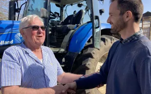 Lorsque l’on cède sa ferme, la transmission du foncier est le principal défi à relever.