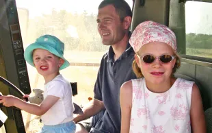 Le site moissonneuse.fr propose aux familles, aux passionnés ou aux simples curieux de monter à bord d’une moissonneuse batteuse.