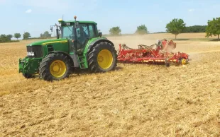Pour lutter contre les graminées adventices, le faux-semis n’est pas suffisant seul : il doit être associé à d’autres leviers agronomiques comme la rotation ou la date de semis.  