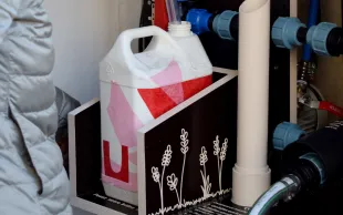 À l'instar des biodéchets domestiques collectés dans des composteurs municipaux, l’urine peut être récupérée chez soi puis déposée dans un point de collecte de proximité.