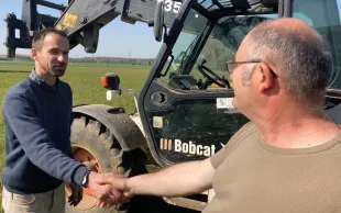 Lorsqu’arrive l’heure de la transmission, avoir un bail cessible - si l’on n’est pas propriétaire des terres qu’on exploite et si la reprise n’est pas familiale - est un atout.