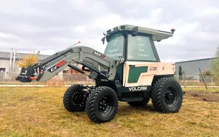 Le tracteur électrique VOLCALM consomme 10 fois moins d’énergie qu’un modèle thermique, offre jusqu’à 10 heures d’autonomie et se recharge en moins de trois heures.