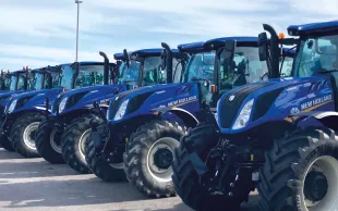 Accusées de financer les actionnaires de multinationales, les aides à l’investissement dans le matériel agricole sont aussi critiquées pour encourager le suréquipement. 
