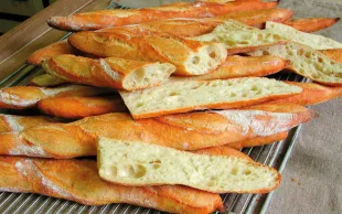 La typologie variétale « extensible » est primordiale pour répondre à de multiples applications boulangères, comme la baguette de tradition.