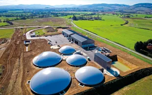 L’unité de méthanisation de la SEMOP « Bio Énergies Beaujolaises » comporte une ligne de traitement valorisant les déchets agricoles et coproduits alimentaires du territoire, et une seconde traitant des boues d’épuration.