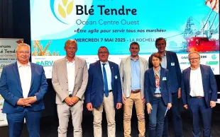 De gauche à droite : Éric Thirouin, président de l'AGPB, Frédéric Boursiquot, président du forum Blé tendre Océan Centre Ouest, Benoît Piétrement, président d'Intercéréales, Alexis Decarrier, animateur de la filière Blé tendre chez ARVALIS, Céline Drillaud, animatrice du forum Blé tendre Océan Centre Ouest chez ARVALIS, Franck Wiacek, directeur des actions régionales d'ARVALIS, Jacques Orsini, directeur de la région Ouest chez ARVALIS.