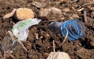 Les bioplastiques sont tout aussi difficiles à recycler que ceux d’origine pétrochimique car leur dégradation nécessite des conditions très spécifiques.