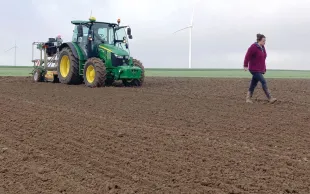 Les observations réalisées sur des parcelles « agriculteurs » ou comme ici des parcelles d’essais montrent que les semis précoces réalisés dans des conditions sanitaires fragiles sont souvent franchement pires que des semis tardifs. 
