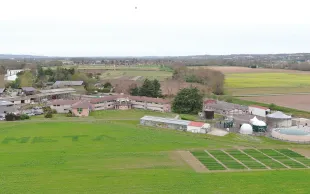 Vue d’en haut, la station expérimentale de Montardon déploie ses installations d’expérimentations en conditions contrôlées et son unité expérimentale de méthanisation.