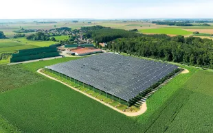 Une ombrière agrivoltaïque de 3 ha à Brouchy (Somme). Les « gros » projets font peur, mais cette notion de dimension varie selon les régions.