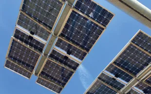 Plusieurs technologies photovoltaïques se côtoieront sur la plateforme expérimentale du Chaumoy : panneaux verticaux, trackers, etc.  ©C.Baudart/UpTerra