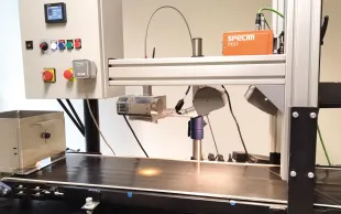 Le banc optique, associant l’appareil NIRS (à gauche) et une caméra hyperspectrale (à droite), est utilisé par les équipes du pole analytique d’Arvalis.  