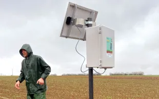 Fonctionnant à l’énergie solaire, le CRNS produit, en temps réel, des données très précises sur l’humidité du sol. 