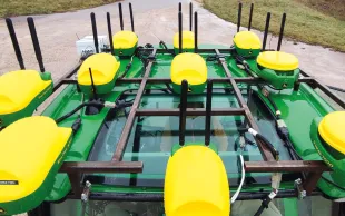 Lorsque la distance entre un tracteur équipé d’un RTK commercial et la base Centipède est inférieure à 20 km, la précision du guidage est inférieure à ±5 cm.