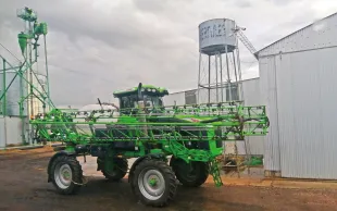 Un engin agricole dans la cour d'une grosse exploitation. En Argentine, 70 % des traitements et 90 % des moissons sont réalisés par des contractuels..