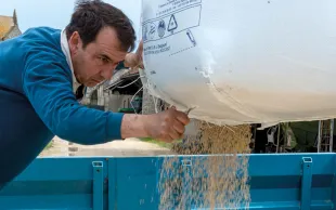 Engrais et amendements, qui représentaient déjà 16 % des charges à l’hectare des exploitations céréalières spécialisées en 2019-2023, coûtent toujours plus cher.