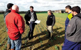 Aller à la rencontre d’agriculteurs exerçant l’activité envisagée permet de confronter ses envies à la réalité du terrain.