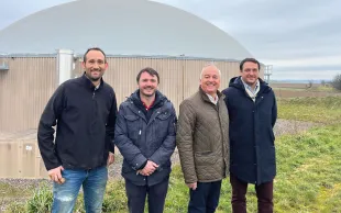 Benjamin Deloison (au centre à gauche) et ses associés au sein d’Agri Biogaz de la Brie. L’entreprise bénéficie d’un contrat sur 15 ans.