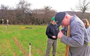 Des capteurs, des anémomètres et des pluviomètres ont été posés à différentes distances de la haie dans chaque parcelle du dispositif d’essai.