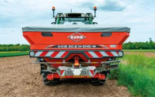 L’épandeur centrifuge assure un double recouvrement pour une distribution homogène des engrais.