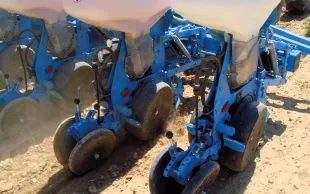 Bien régler l’angle d’ouverture du sillon et la pression de l’élément semeur sont essentiels pour assurer un bon contact sol-graine.