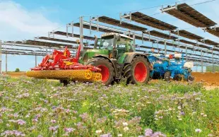 À Brouchy (Somme), les ombrières installées par TSE ont permis de réduire de 20 à 30 % la consommation d’eau sur une parcelle irriguée, sans impact sur la productivité des cultures. 