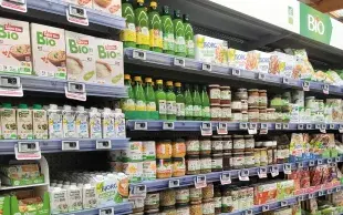 Rayons de produits alimentaires bio dans un supermarché.